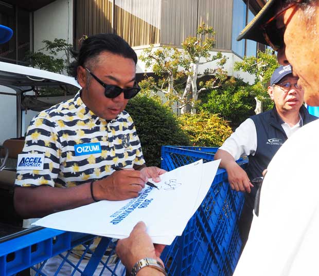 今シーズンの別の試合で、ファンにサインする片山(c)朝日新聞社