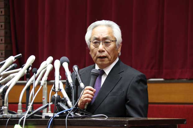 会見する大塚学長
