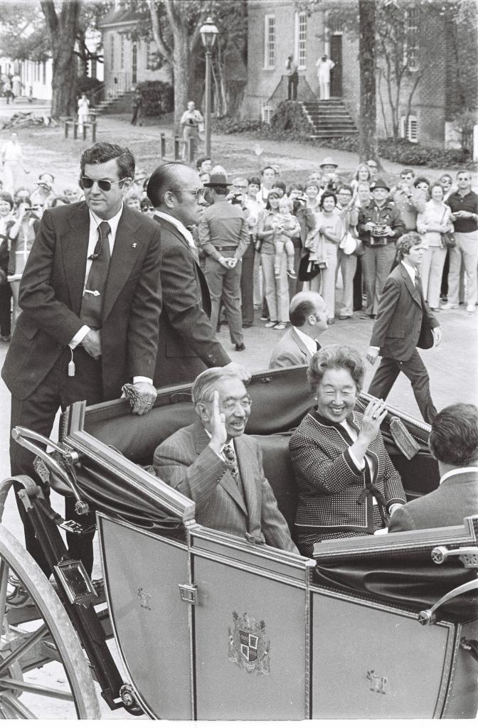 1975年、昭和天皇訪米。馬車の後ろで屈強なSPが守る