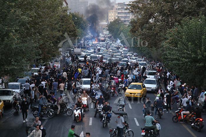 マフサ・アミニさんの死亡後、イランでは抗議デモが全土に広がっている／テヘラン、9月21日（photo　アフロ）
