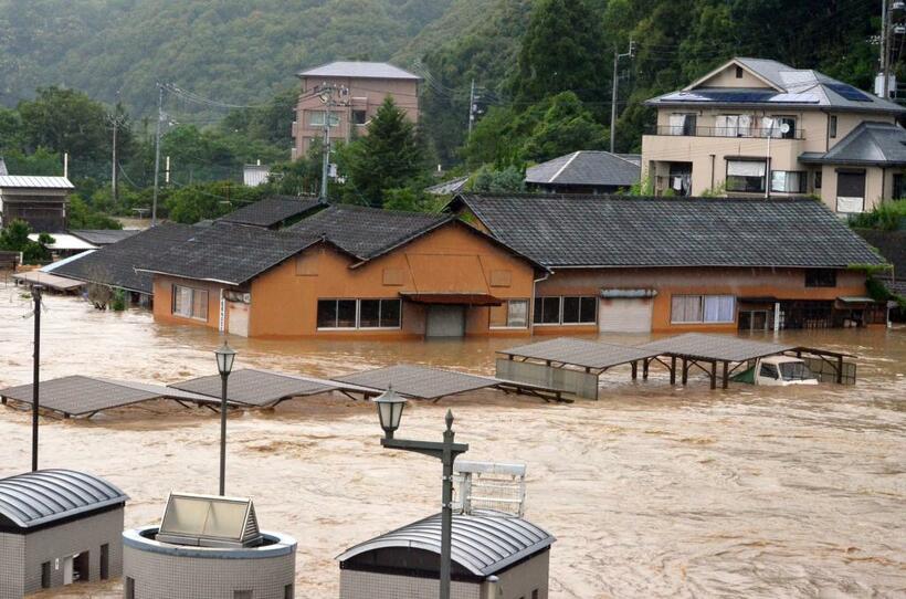 18年7月の西日本豪雨ではダムの緊急放流が行われ、肱川が氾濫し川沿いの建物が浸水した＝愛媛県大洲市 (c)朝日新聞社