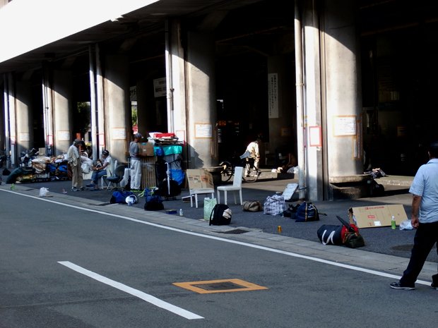 あいりん労働福祉センターに集まる日雇い労働者