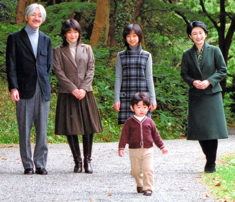 2008年11月赤坂御用地を散策する秋篠宮さま、紀子さま、眞子さま、佳子さま、悠仁さま