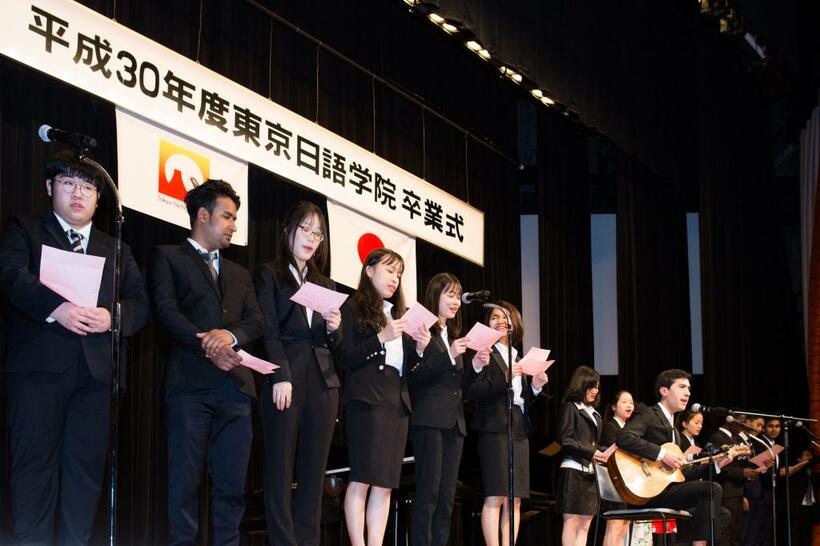 東京日語学院（さいたま市）の卒業式。卒業生の大半は大学、専門学校に進学する（撮影／写真部・小原雄輝）