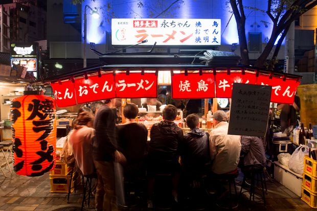 中洲の屋台街。私道での営業は原則、今の店主一代限りの屋台。福岡市は初めて次世代の担い手を公募し、希望者が殺到した（撮影／比田勝大直）