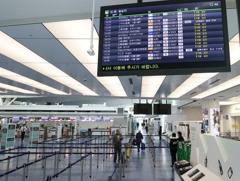 新型コロナウイルスの影響で国際線の欠航が相次ぎ、閑散とする羽田空港の第３ターミナル出発ロビー／３月１９日　（ｃ）朝日新聞社