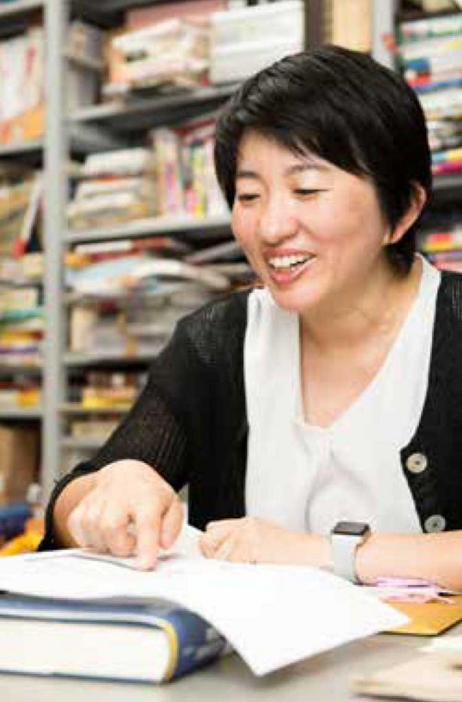 平野教授は、江戸時代の歌占本を古書店やネットオークションで収集しているほか、研究室には占いゲームやマンガ、開運グッズがたくさん