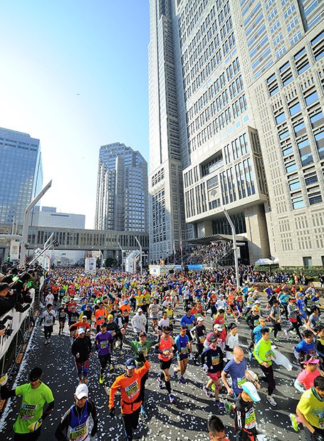 11回目を迎える今年、大幅なコース変更があった東京マラソン。写真は2016年の様子。（写真：Getty Images）