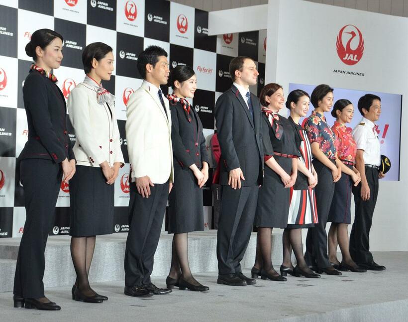 日本航空（ＪＡＬ）の職員らが４月から着用を始める新制服。パンツスタイルを取り入れ、パンプスの着用規定も撤廃する。２０１９年７月撮影　（ｃ）朝日新聞社