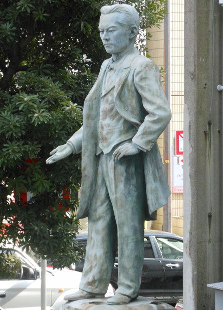 大阪商工会議所前の五代友厚像