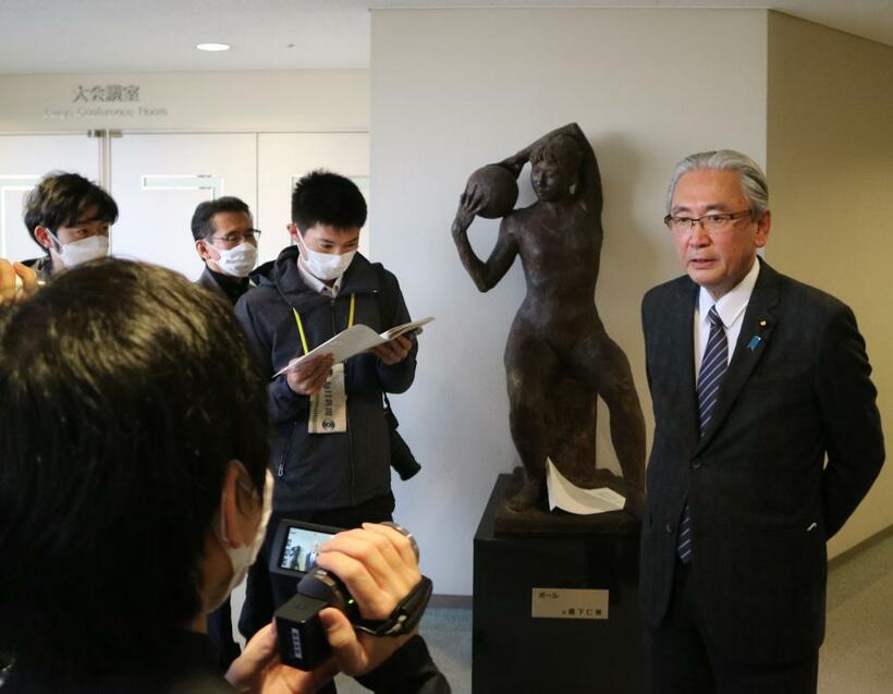 今井瑠々氏が自民党へのくら替えを公表した１月７日、記者団の取材に応じる衆院議員の古屋圭司氏