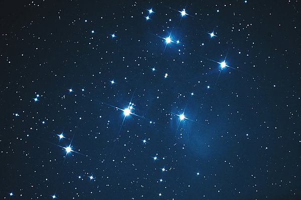 「六つ星」「群がり星」などの呼び名もあるプレアデス星団