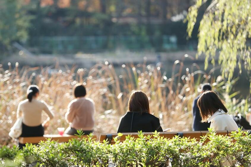 新型コロナウイルスの感染拡大の中、女性の不安定な雇用が脅かされ、育児や介護、DV被害など家庭内の問題も深刻化している(撮影/写真部・加藤夏子)