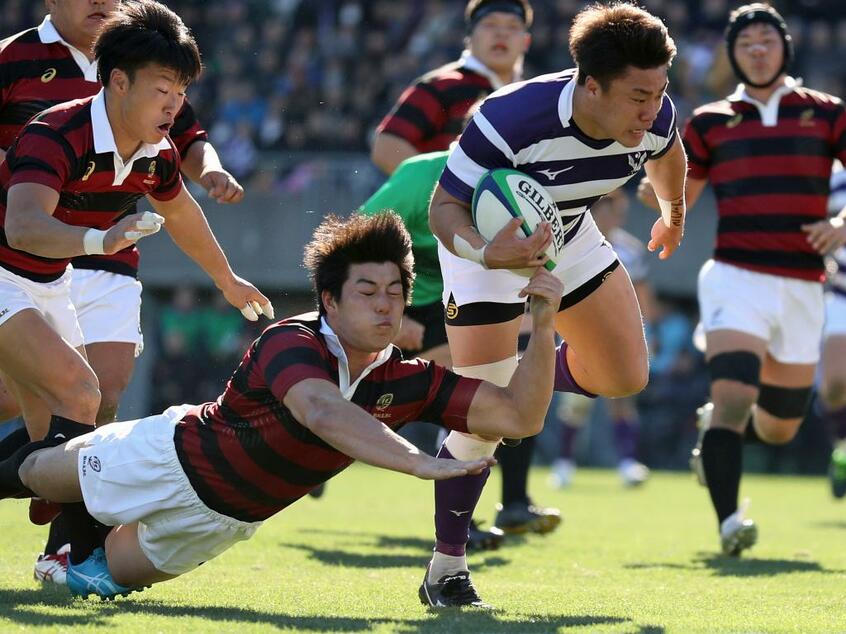 昨年の大学選手権では準決勝で対戦した明大と早大 (c)朝日新聞社