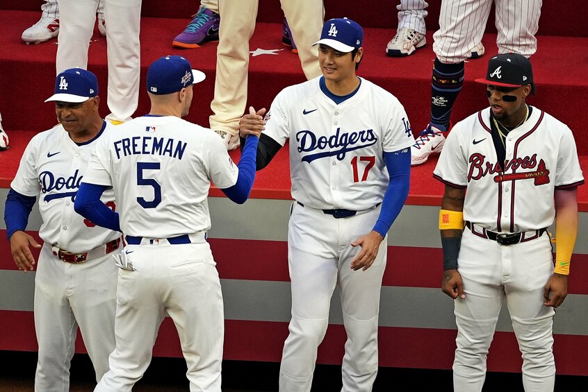 MLBオールスターゲームを前に、ロサンゼルス・ドジャースの大谷翔平（17）を出迎えるロサンゼルス・ドジャースのフレディ・フリーマン一塁手（5）＝2025年7月15日、米・ジョージア州カンバーランド（写真：Imagn/ロイター/アフロ）