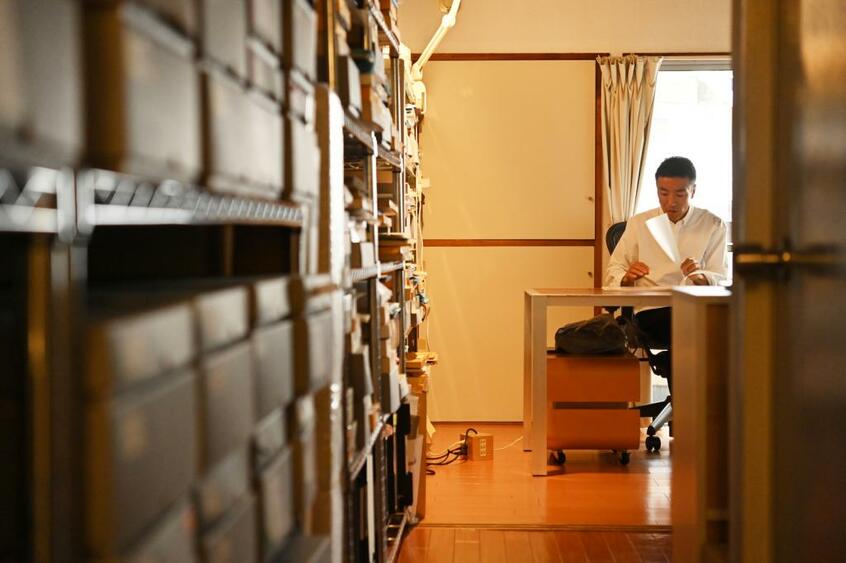 東京にある仕事場で過ごせる時間はわずかだ。フィルムでの撮影を続ける石川の仕事場の棚には、これまで撮影してきた膨大な量の中判フィルムや六つ切りプリントが地域別に整理されて収まっている(写真=東川哲也)