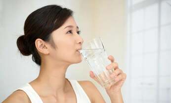 【3か月で自然に痩せる】水を飲むと太るの? 痩せるの? どちらがホント?