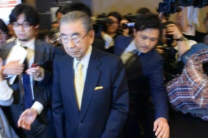 辞任を表明した会見後、険しい表情を浮かべながら会見場を離れるセブン&アイの鈴木敏文会長。胸中にはどんな思いがよぎっていたのか(撮影/編集部・渡辺豪)