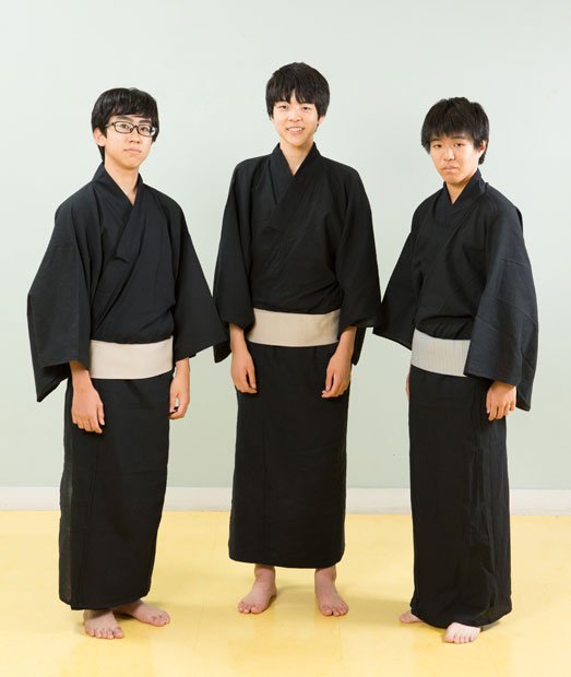 仕立て上がりでサイズ違いの浴衣を着る部員たち。浴衣は、まずは楽しく着ることだ(撮影/写真部・大野洋介)