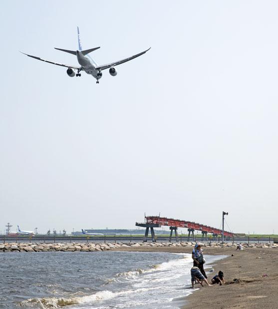 間近で羽田空港滑走路への着陸が見られる城南島海浜公園（東京都大田区）。新ルートの低空飛行はどうなるのか（撮影／大野洋介）