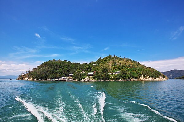 琵琶湖に浮かぶ小さな島「竹生島」