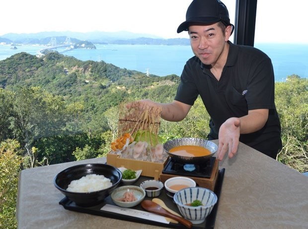 「淡路島のウニをいろいろな食べ方で味わってほしい」と話す料理長の藤見さん