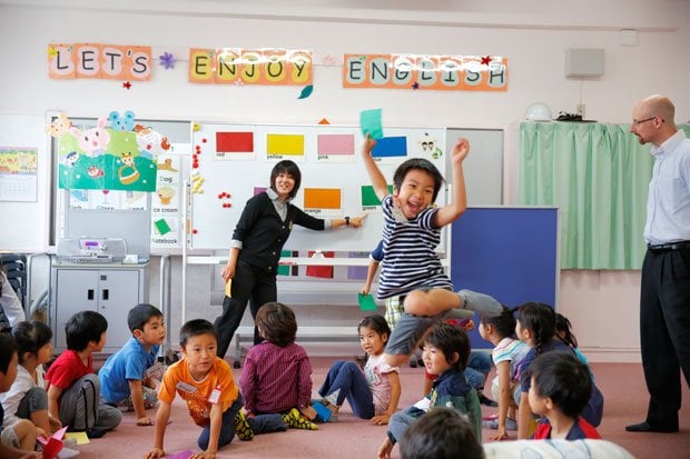 品川区立小山台小学校カリキュラム「いろであそうぼう！」。歌や塗り絵で色の名前を繰り返す。小山台小の１年生は、品川区が定める年間２０時間を上回る、年間３５時間の英語の授業を受けている（撮影／今村拓馬）