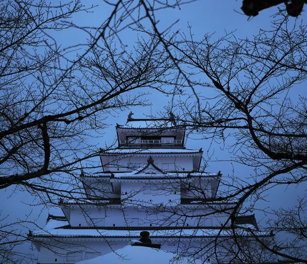１５０年前に壮絶な籠城戦があった、福島県会津若松市の鶴ケ城（若松城）。２０１１年、地元の人たちの願いで、赤瓦に葺き替えられた。幕末の鶴ケ城は、赤瓦だったとされる（撮影／写真部・小林修）