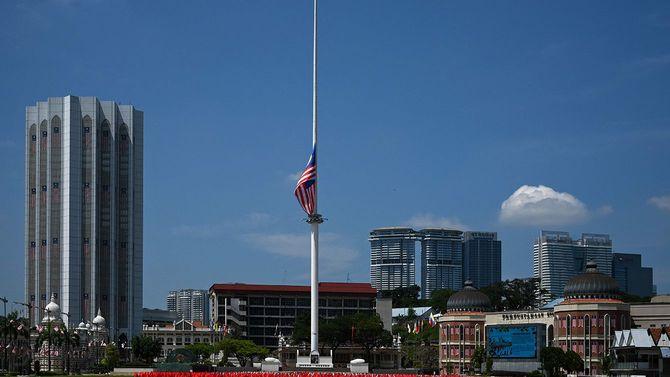 独立を記念する第64回ナショナル・デーの祝賀会に先立ち掲揚されるマレーシアの国旗＝2021年8月30日、クアラルンプールのムルデカ・スクエア