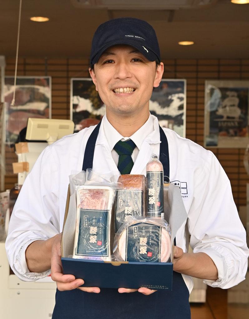 ボロナソーセージ(奥右)250g520円、自家製コンビーフ(左)400g2480円など