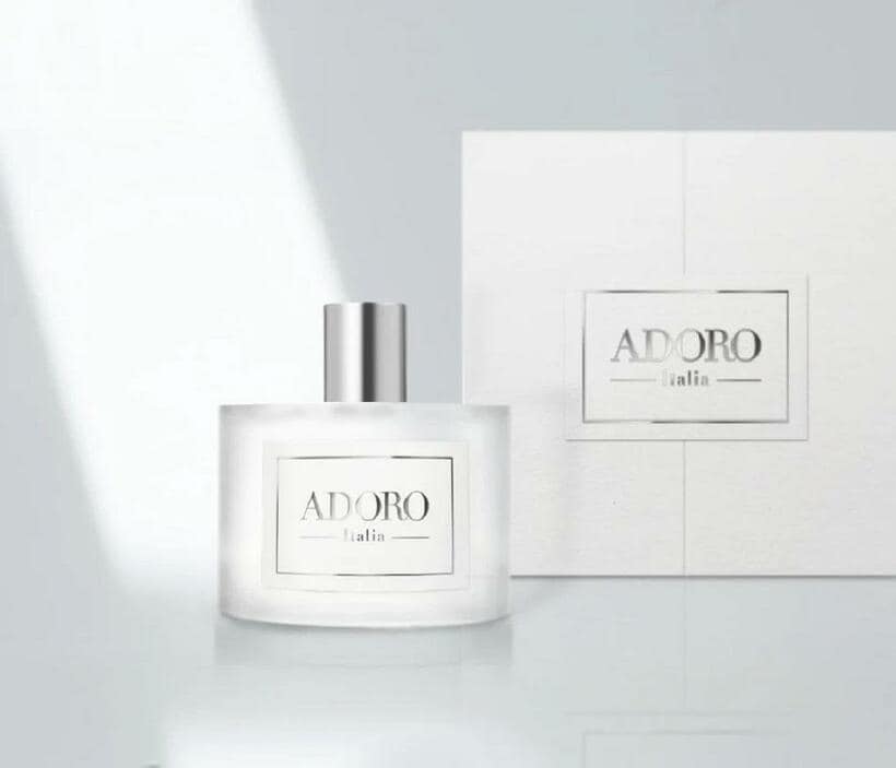 「ADORO（Perfume）」2021年12月に誕生したイタリアン・ジュエリーブランド「ADORO（アドロ。イタリア語で大切な人を思う、愛している、愛おしいなどの意味）」。製造はイタリア・ヴァレンツァにある世界トップクラスのジュエリー製造技術を持つ歴史ある工房が担う。その「ADORO」が「香りもアクセサリーのひとつ」と考えて作りだしたのが「ADORO（Perfume）」。石鹸に包まれたような透明感のあるほのかな香りが特徴。価格2万2000円（100ml・税込み）　問い合わせ、購入