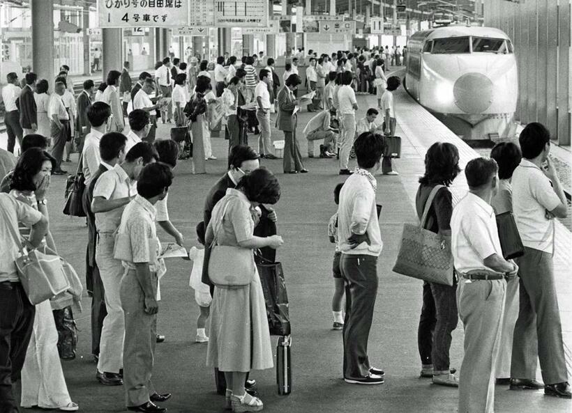 朝日新聞社には、他のエリアでは見られない現象として午前8時9分小倉発の山陽新幹線下り「こだま443号」に並ぶ通勤族の列が写されていた。1975年9月6日撮影(C)朝日新聞社