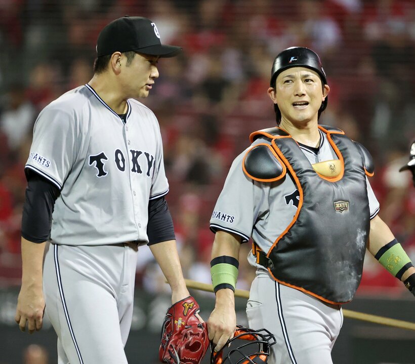 巨人の小林誠司（右）（写真提供・日刊スポーツ）