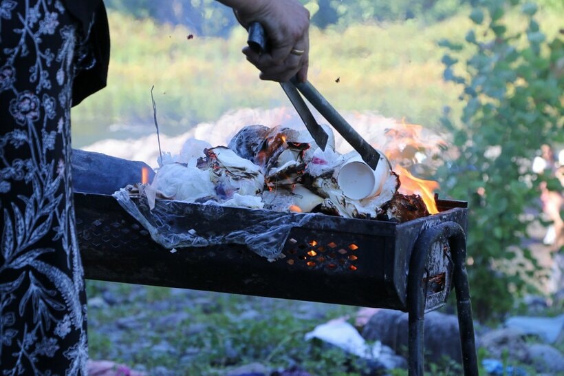 禁止されているごみ焼をする人＝米倉昭仁撮影