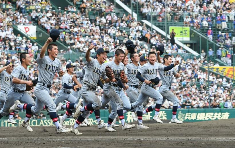 最後の校歌を歌い終え、アルプススタンドに駆け出す仙台育英の選手たち＝８月22日（撮影／写真映像部・東川哲也）