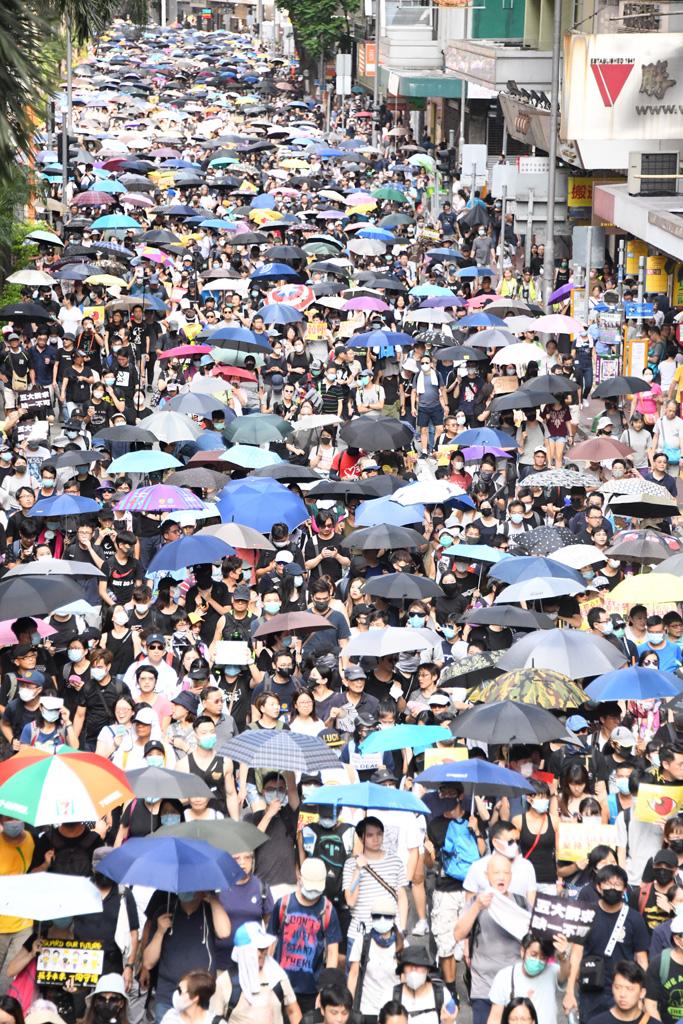 ９月１５日、警察が許可しなかったにもかかわらず数十万の市民が再び和理非デモに繰り出した。その後は勇武派と警察が衝突、複数の地下鉄駅が破壊され、親政府派との乱闘も起きた　（ｃ）朝日新聞社