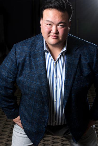 荒磯寛（元稀勢の里寛）／あらいそ・ゆたか　１９８６年、茨城県生まれ。本名・萩原寛。元横綱隆の里の鳴戸部屋（現田子ノ浦部屋）に入門し、１５歳で初土俵。新十両と新入幕をいずれも史上２位の若さで果たし、稀勢の里と改名する。２０１７年１月場所で念願の初優勝を果たし、場所後に横綱昇進。新横綱の同年３月場所は、左上腕部に大ケガを負いながら奇跡の大逆転優勝を成し遂げた。そのときのケガがもとで、１９年１月場所中に３２歳で引退、年寄荒磯を襲名。優勝２回。殊勲賞５回、敢闘賞３回、技能賞１回。著書に『我が相撲道に一片の悔いなし　稀勢の里自伝』（ベースボール・マガジン社）　（撮影／写真部・小山幸佑）