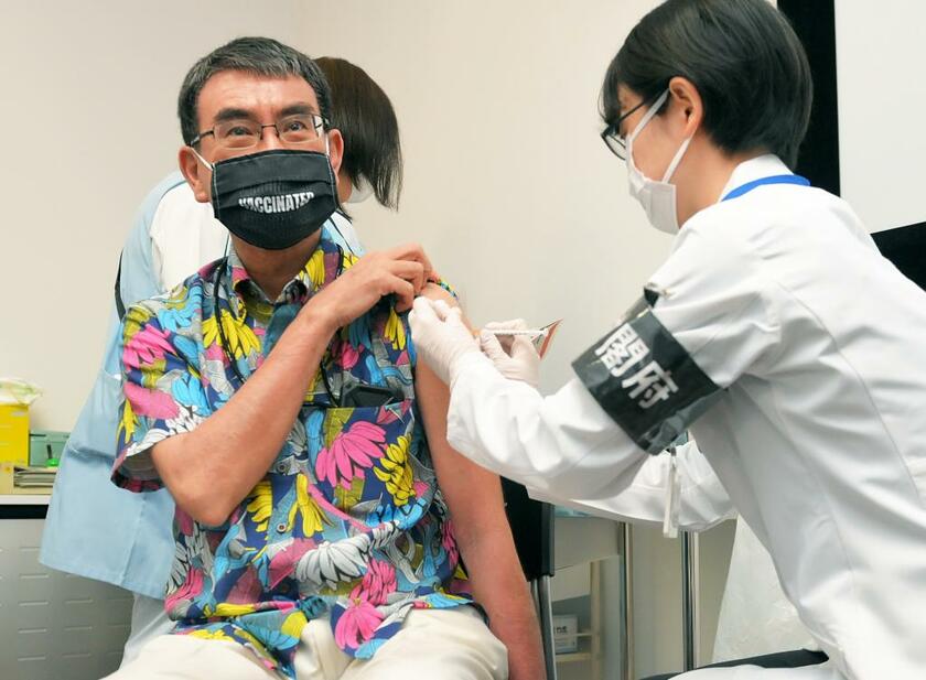 新型コロナウイルスのワクチンを接種する河野太郎行政改革担当相（左）（ｃ）朝日新聞社
