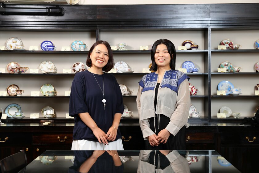 辻村深月さん（左）と鶴谷香央理さん（撮影／朝日新聞出版写真映像部・松永卓也）