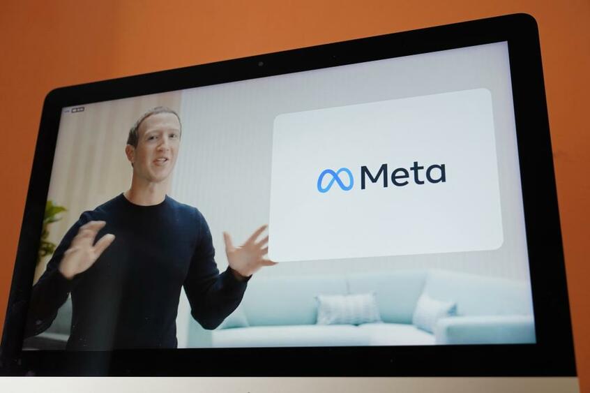 メタに社名変更したことを伝えるザッカーバーグCEO(写真/アフロ)