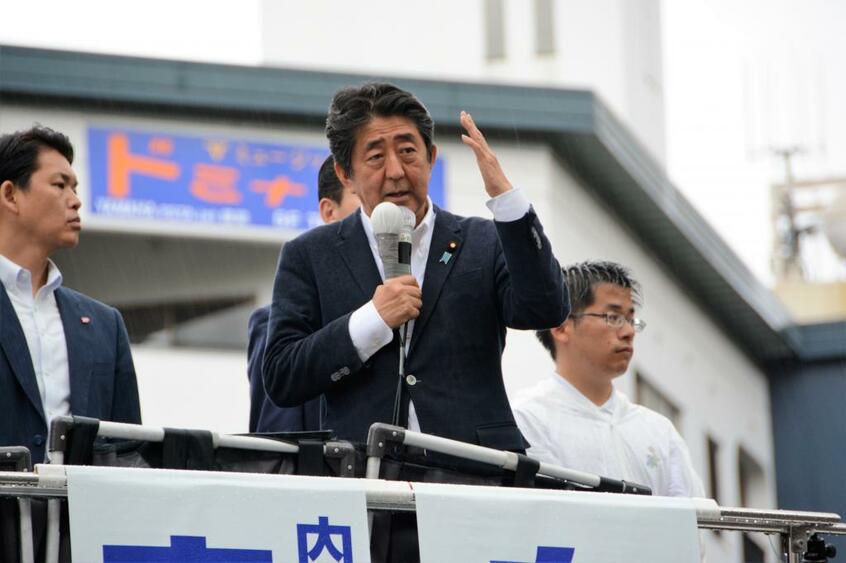参院選候補者の応援演説をする安倍晋三首相 (c)朝日新聞社