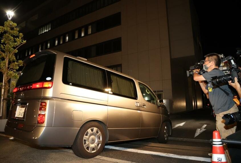 警視庁湾岸署に連行される伊勢谷容疑者(C)朝日新聞社