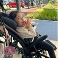 難病の娘2人を育てる母 「すみません」を言い続ける「生きづらさ」なくしたい 「車いすマーク」に込めた思い