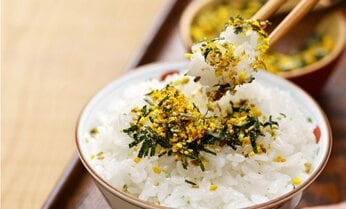 昭和の食卓では嫌われた「ふりかけ」が過去最高の売り上げに 節約志向で大人の「夜ごはん」でも重宝