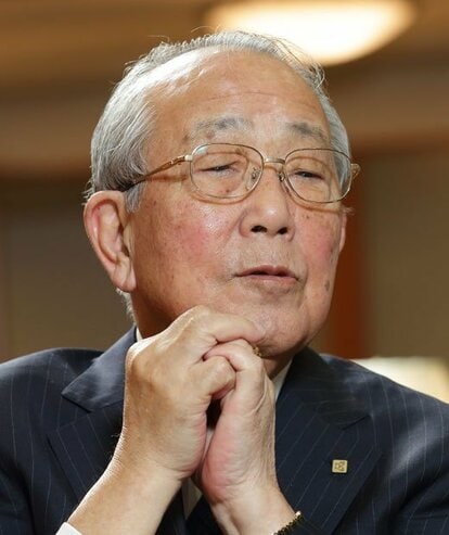 京セラ名誉会長/JAL名誉会長稲盛和夫(いなもり・かずお)1932年、鹿児島県生まれ。59年に京都セラミック(現・京セラ)を設立。社長、会長を経て、97年より名誉会長に。84年に第二電電(現KDDI)を設立し、会長などを歴任。同年に私財を投じ、稲盛財団を設立し、「京都賞」を創設。また、経営塾「盛和塾」の塾長として経営者の育成に尽力している。2010年に経営破たんした日本航空(JAL)会長に就任。2年後に再上場を果たし、13年に名誉会長(撮影/写真部・松永卓也)