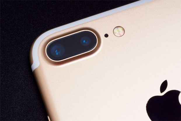 画角違いで二つのカメラ/レンズを搭載iPhone 7 Plus (ゴールドモデル)のカメラ。左側にある大きめのレンズが広角側のカメラで、35ミリ判換算28ミリ相当F1.8。右側が望遠側のカメラで56ミリ相当F2.8。実焦点距離からして、撮像素子の大きさは異なる