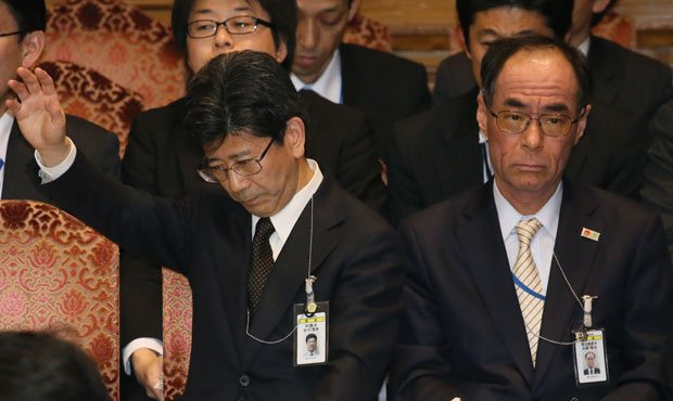 国会で野党の集中砲火を浴びる佐川宣寿理財局長（左）