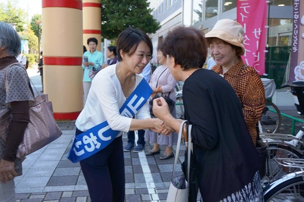 愛知県日進市のスーパーで支援者と握手する山尾志桜里氏（撮影・直木詩帆）
