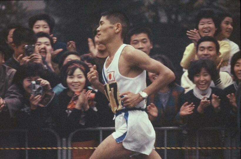 円谷幸吉はゴール前約２００メートルで英国のバジル・ヒートリーに抜かれた　（ｃ）朝日新聞社