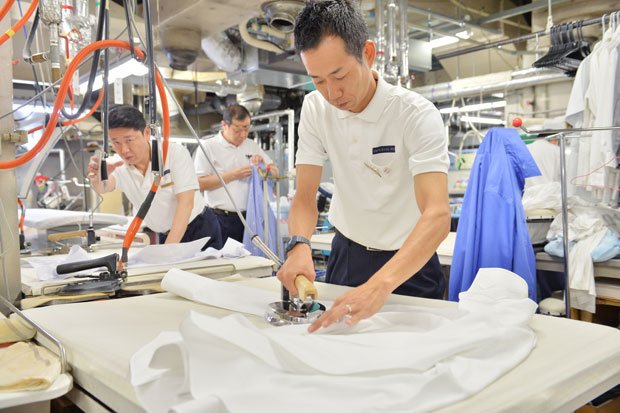 日本で初めてホテル内に洗濯部を設置。現在も外注せず、全員がホテルスタッフ（撮影／写真部・東川哲也）